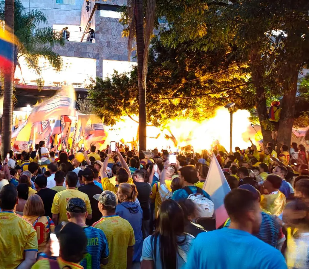 Cientos de hinchas llegaron al hotel de Colombia en Guadalajara para expresarle su apoyo. FOTO JUAN ANTONIO SÁNCHEZ