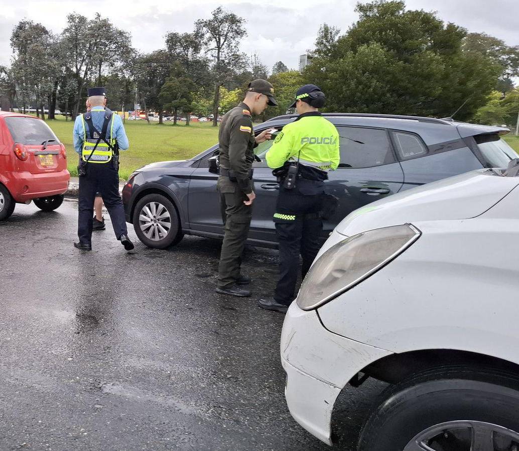 Autoridades de Rionegro durante un control en la glorieta del aeropuerto José María Córdova. FOTO: Cortesía