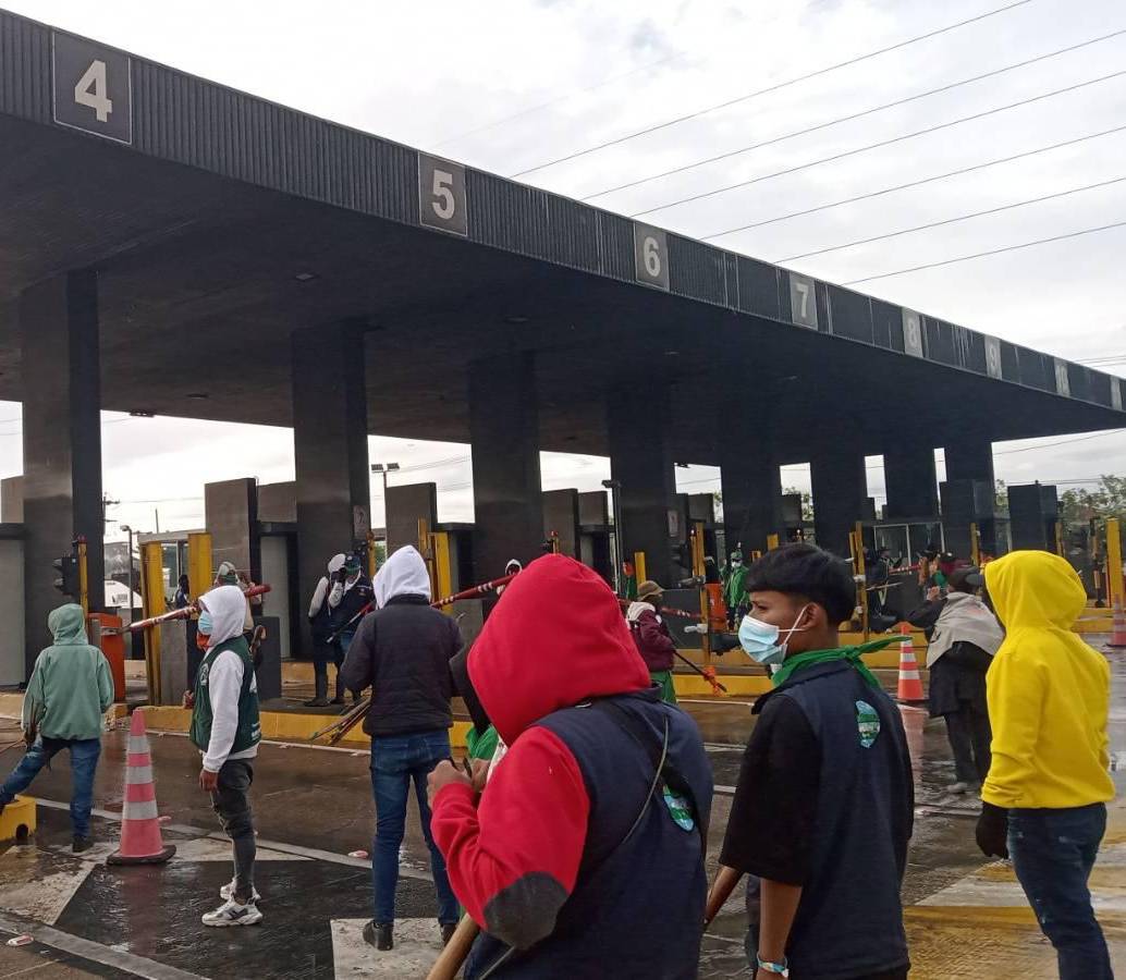 El grupo llamado “Congreso de los Pueblos” se manifestó en el peaje del corredor Bogotá-Facatativá por el “control privado e injusto de las vías y el transporte en Colombia”. FOTO: @CPueblos_Col