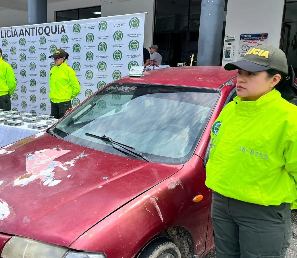 Carro donde transportaban 50 kilos de cocaína. FOTO: CORTESÍA POLICÍA