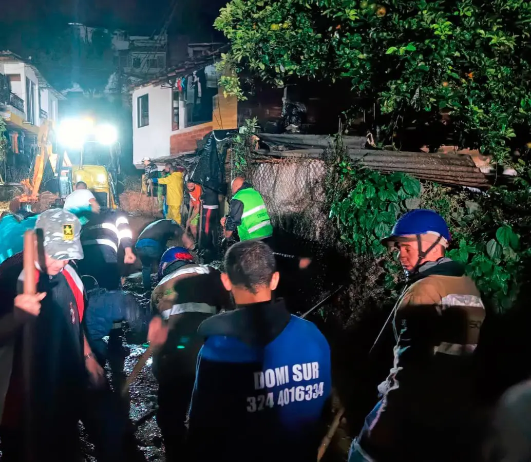 Los vecinos y las autoridades avanzan en la remoción de tierra para intentar buscar a las personas que estarían desaparecidas bajo la tierra. FOTO: CRISTIAN ÁLVAREZ BALBÍN