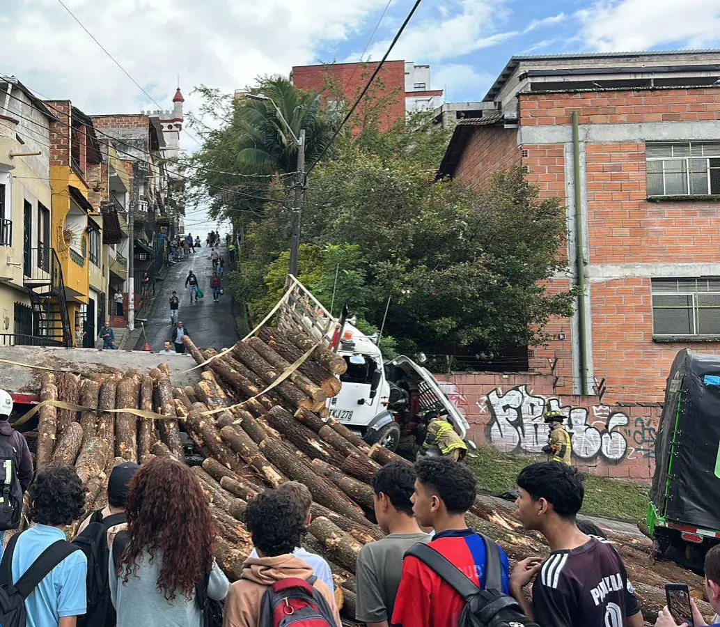 Así quedó el vehículo tras el incidente vial. FOTO: Cortesía Denuncias Antioquia.