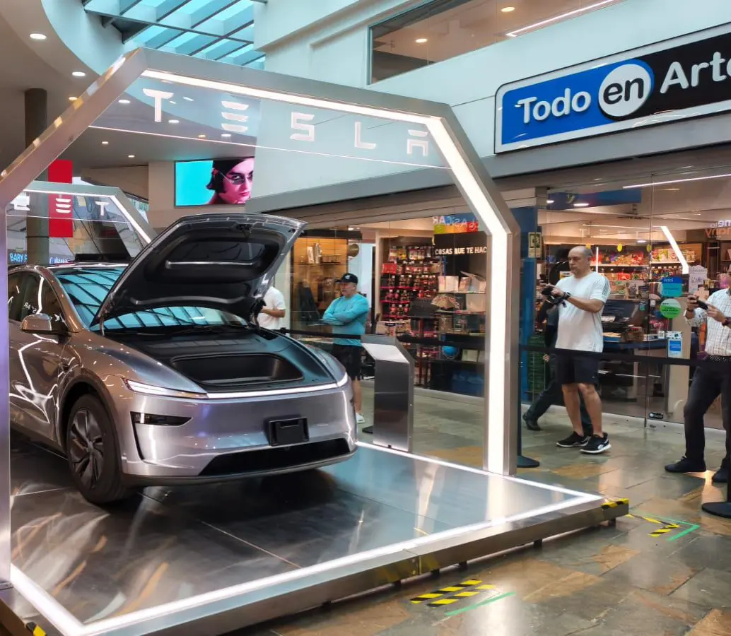 Tesla abre en Medellín con la apertura oficial del centro de experiencia en El Tesoro. FOTO: Miguel Alguero