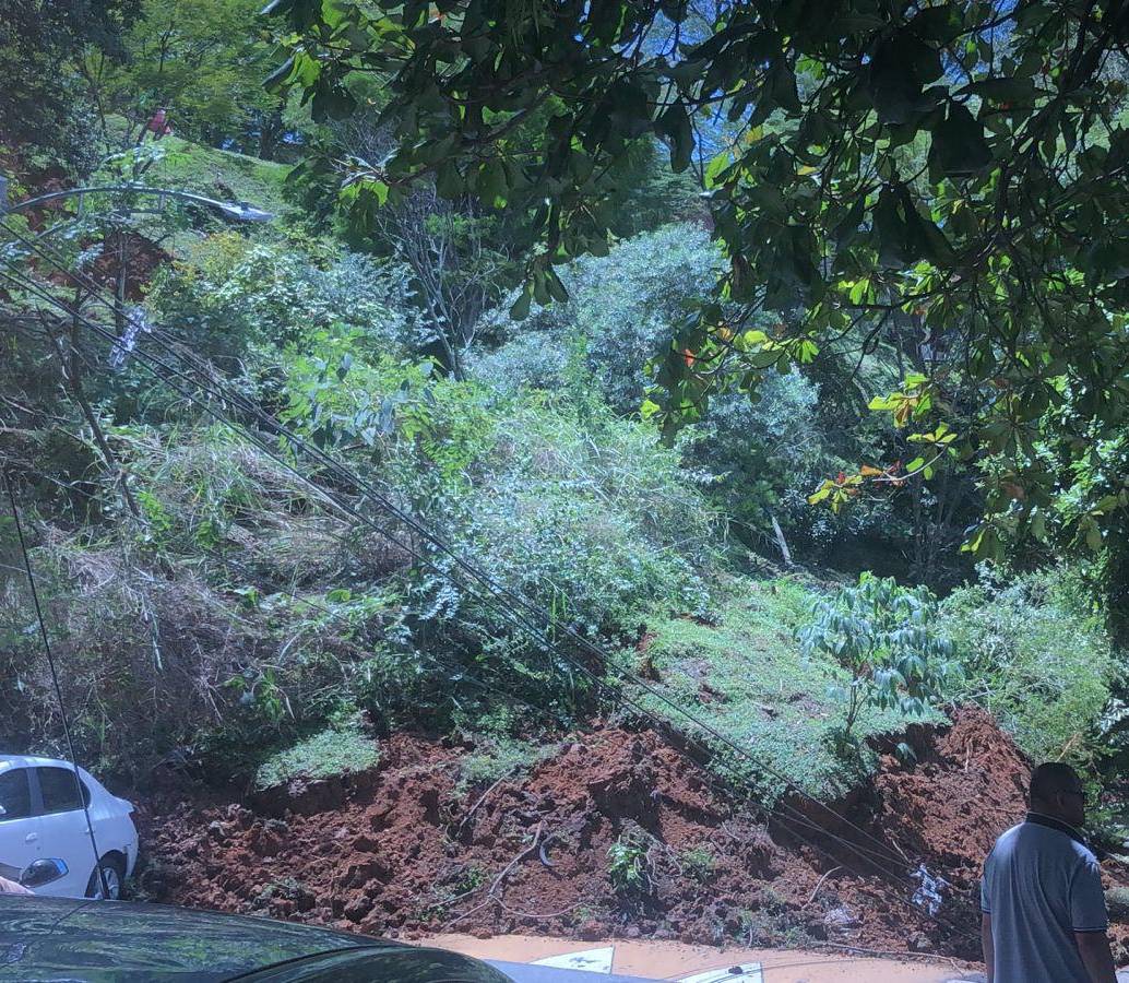 Así quedó la vía que conecta El Picacho con el barrio Paris en Bello. FOTO: Cortesía Denuncias Antioquia