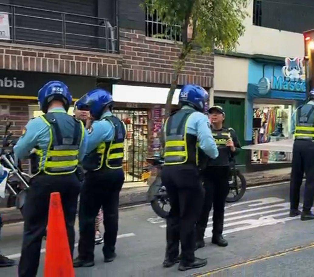Los agentes de la Secretaría de Movilidad de Medellín vienen interviniendo toda la semana la carrera 45, en Manrique, para evitar las invasiones al carril exclusivo de metroplús. FOTO: <b>CORTESÍA</b>