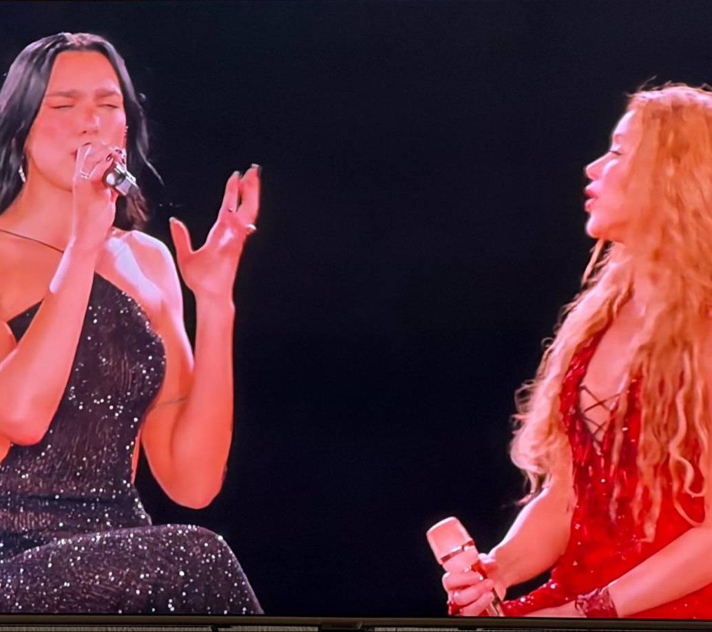 Shakira y Dua Lipa cantando Antología. FOTO: Tomada de video.