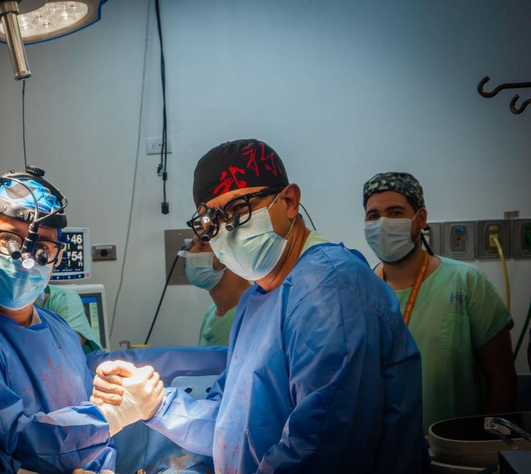 En la madrugada del 31 de octubre en el Hospital General de Medellín un equipo médico hacía historia para la salud pública del país. <b> </b>FOTO<b> Cortesía Hospital General</b>