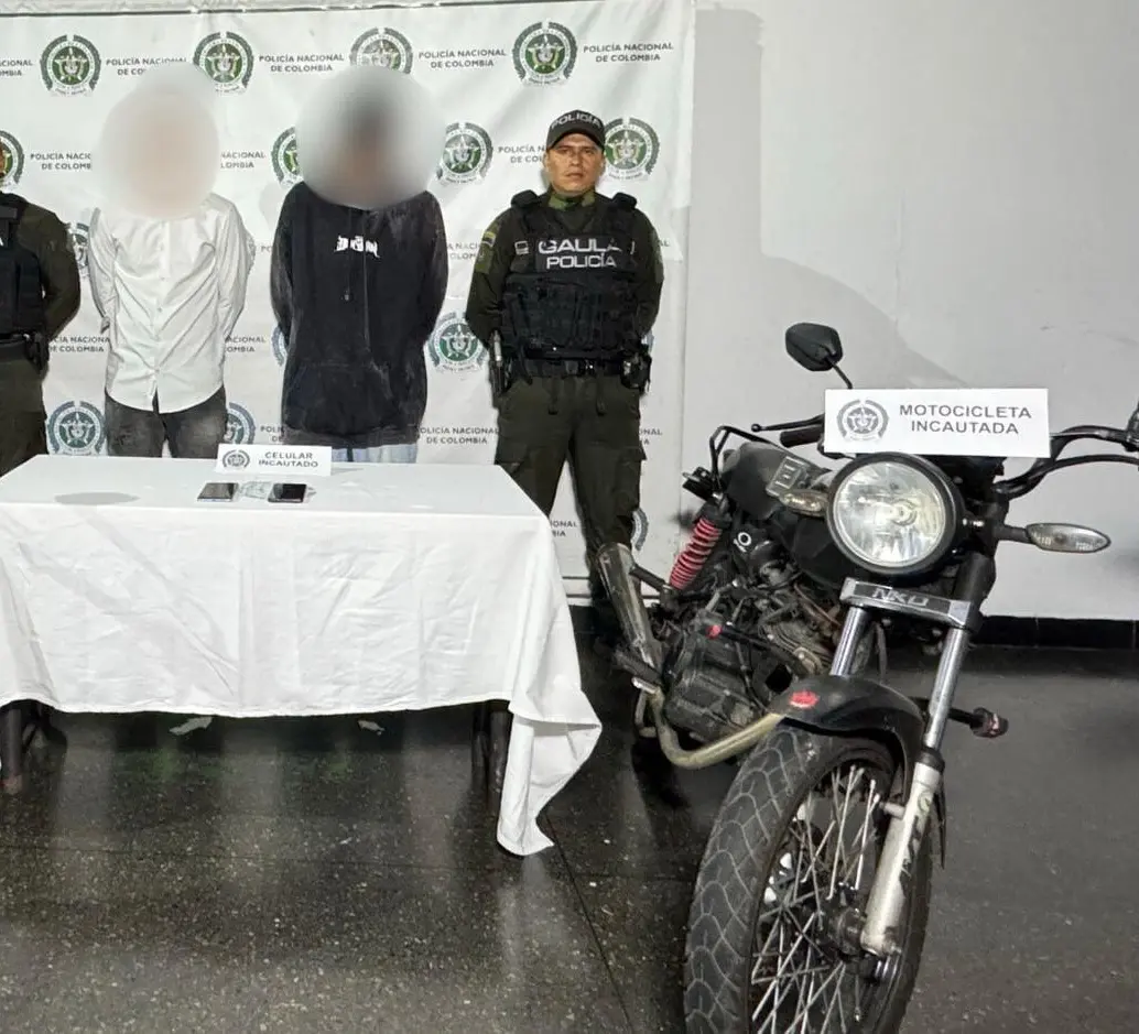 Dos de los hombres que pertenecían a esta banda, de 27 y 28 años de edad, fueron atrapados por las autoridades cuando recibían el pago de una millonaria extorsión que le habrían exigido a un comerciante en el Parque Lleras. FOTO: Cortesía Policía Metropolitana de Valle de Aburrá