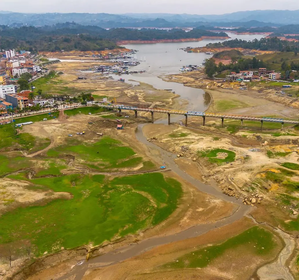 Embalse de Guatapé en el 2024 cuando que hubo sequía. FOTO: Camilo Suárez.