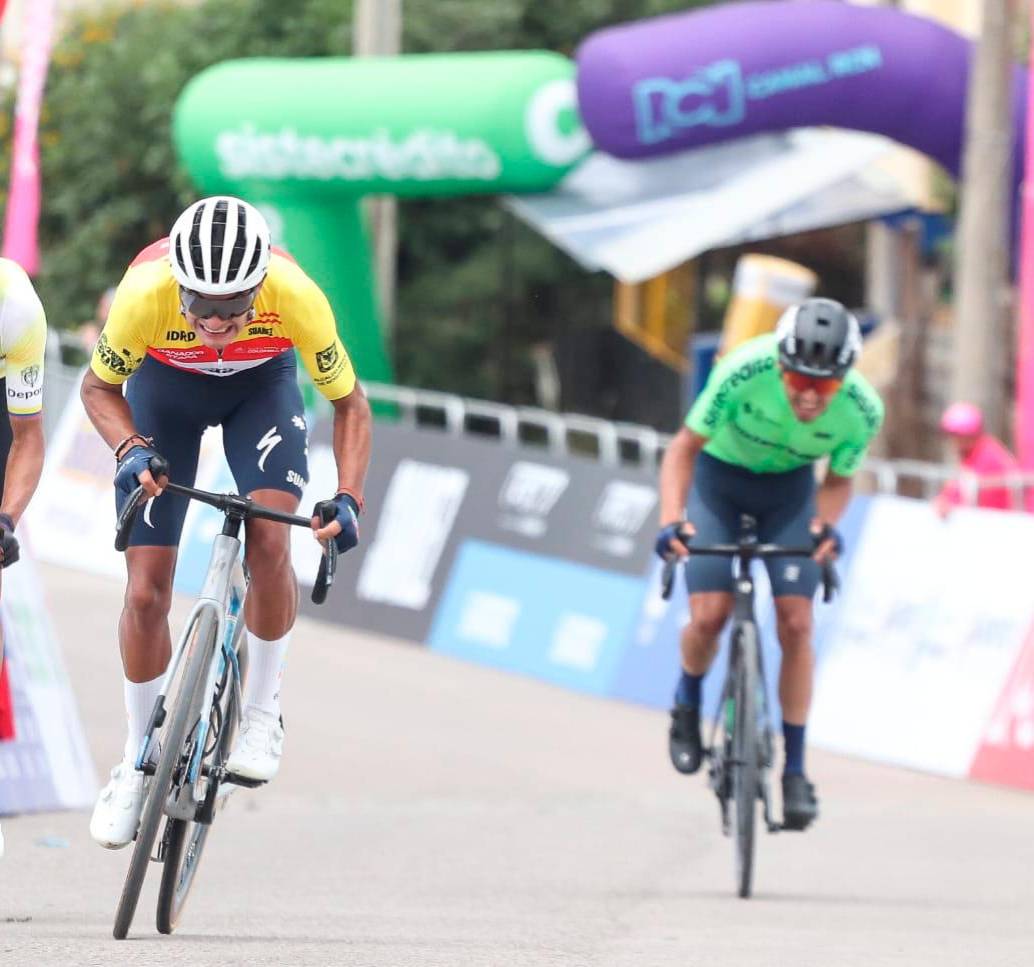 Diego Camargo (centro) viene de ser subcampeón de la Vuelta a Colombia. En lo que resta, se viene un buen duelo con Contreras (izquierda). Wilson Peña (atrás) también fue protagonista en el Alto del Cogollo. FOTO CORTESÍA FEDECICLISMO