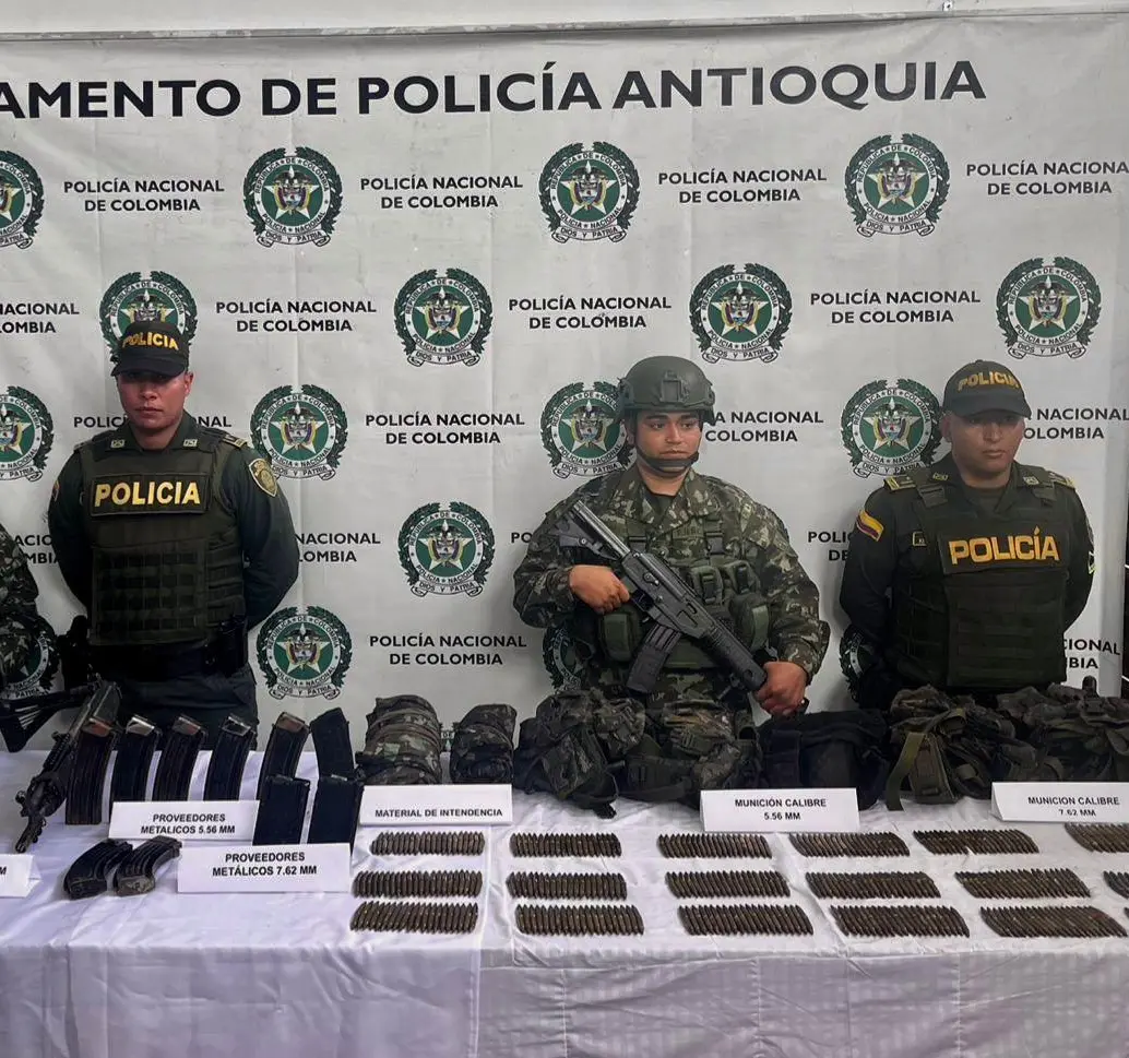 En uno de los depósitos fue hallado un fusil calibre 5,56 mm, diez proveedores y más de 700 cartuchos de distintos calibres. FOTO: Cortesía Ejército Nacional