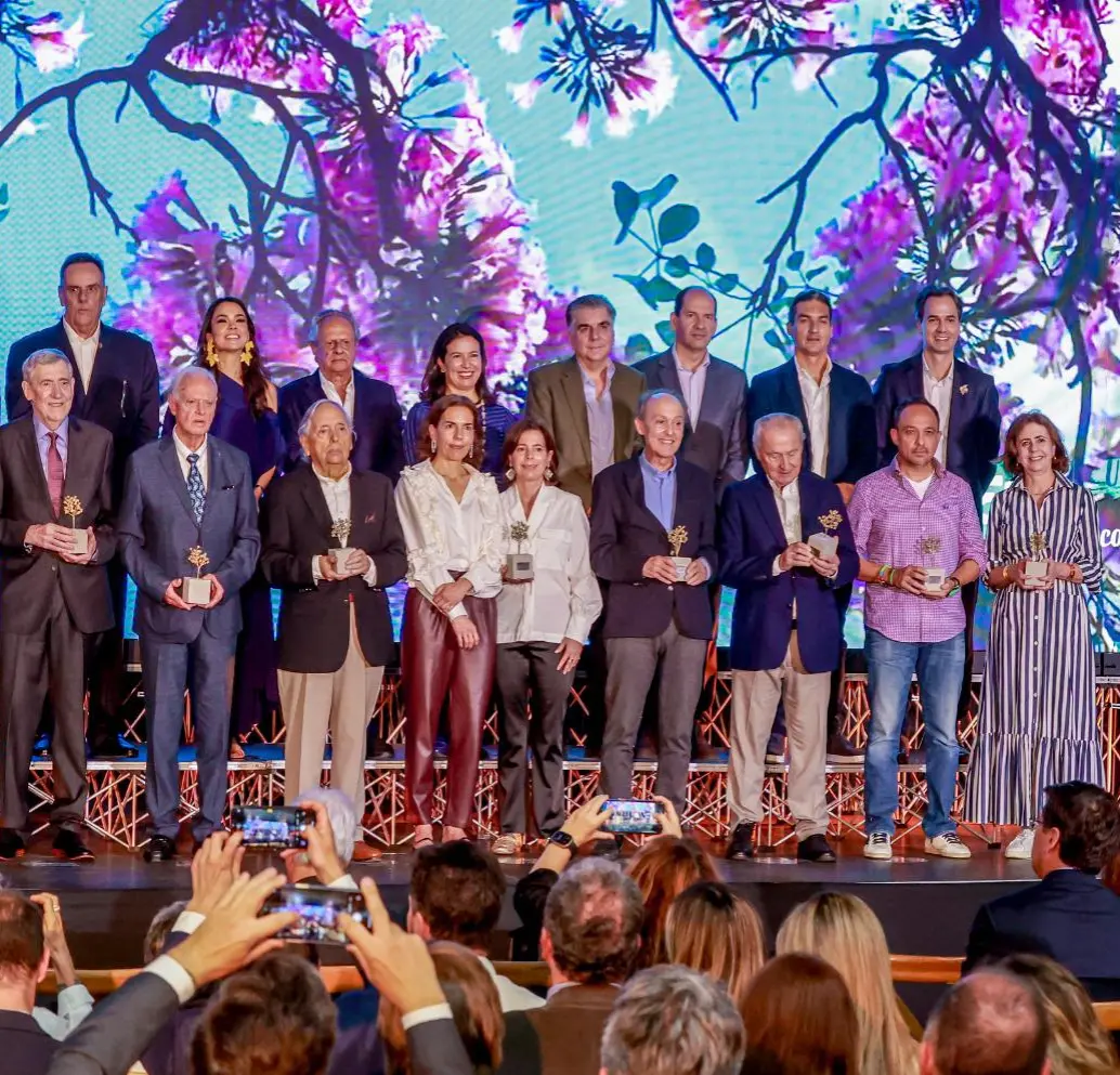 Los hijos y nietos de los fundadores de Proantioquia recibieron reconocimientos durante la celebración del aniversario 50 en los talleres del Metro. FOTO: MANUEL SALDARRIAGA