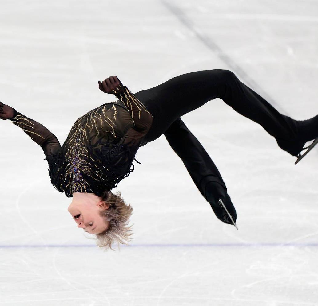 El patinador sobre hielo estadounidense Ilia Malinin, de 21 años, realizó un giro mortal en los Juegos Olímpicos de Invierno 2026. Foto: Getty