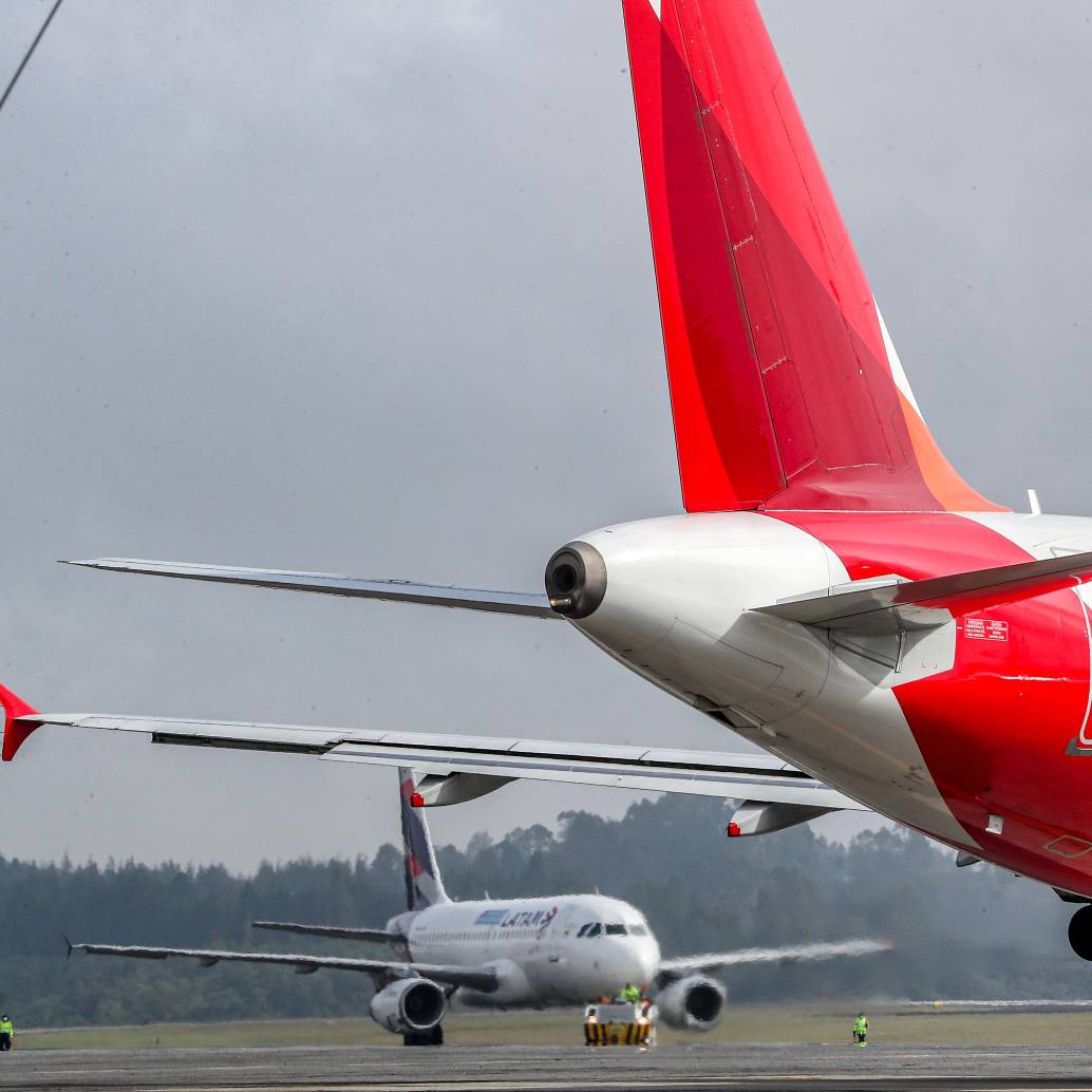 El aeropuerto El Dorado opera bajo estándares internacionales desde hace más de una década. La discusión actual gira en torno a cómo ampliar capacidad sin generar incertidumbre regulatoria. FOTO: Juan Antonio Sánchez