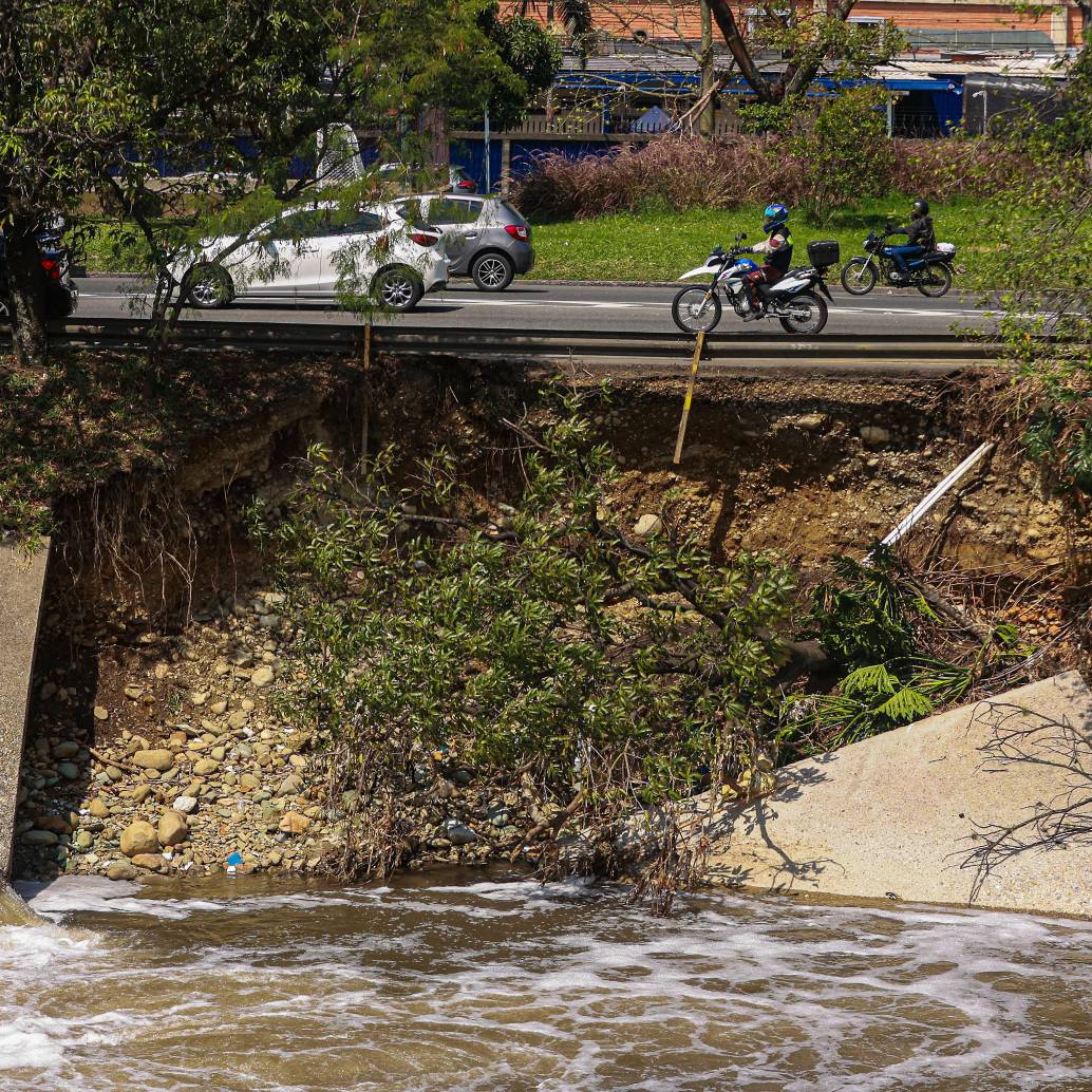 Este es el punto que será intervenido para garantizar la estabilidad de la autopista sur. FOTO: Manuel Saldarriaga