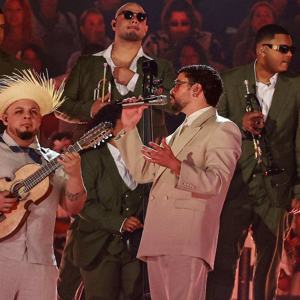 Bad Bunny se despide de Colombia este domingo en el último de sus tres conciertos en el Atanasio Girardot. FOTO: Manuel Saldarriaga