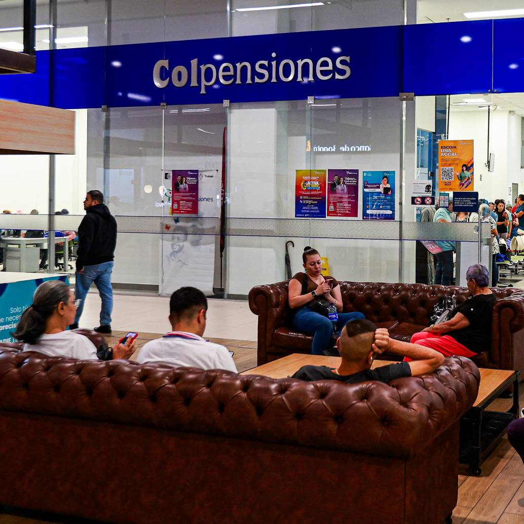 Este 16 de julio vence la oportunidad de traslado que permite cambiar entre Colpensiones y los fondos privados de pensiones para quienes cumplen los requisitos. FOTO MANUEL SALDARRIAGA.