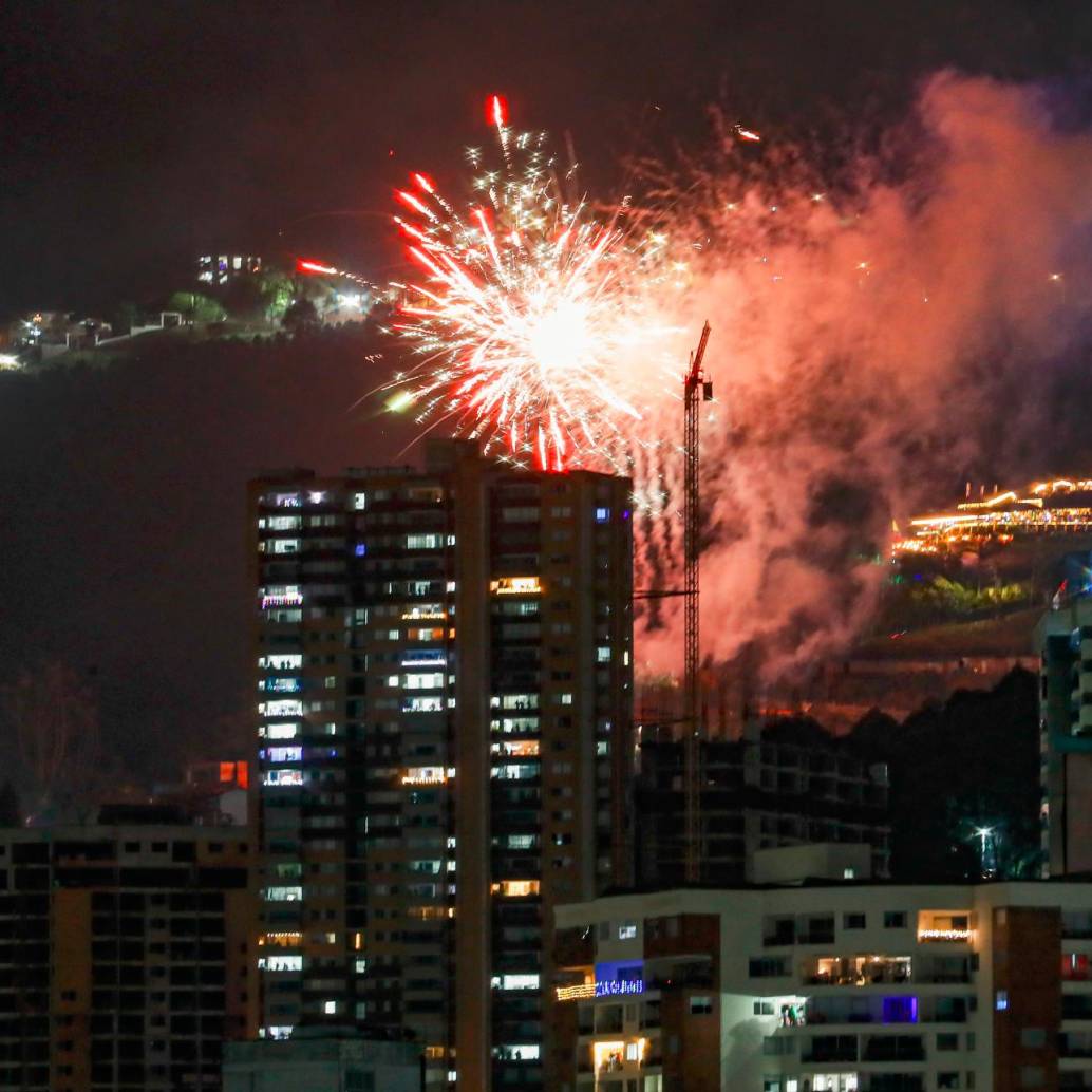 Ante la cantidad de pólvora que se detona durante la noche del 30 de noviembre para recibir diciembre, las autoridades tomaron medidas. FOTO: MANUEL SALDARRIAGA