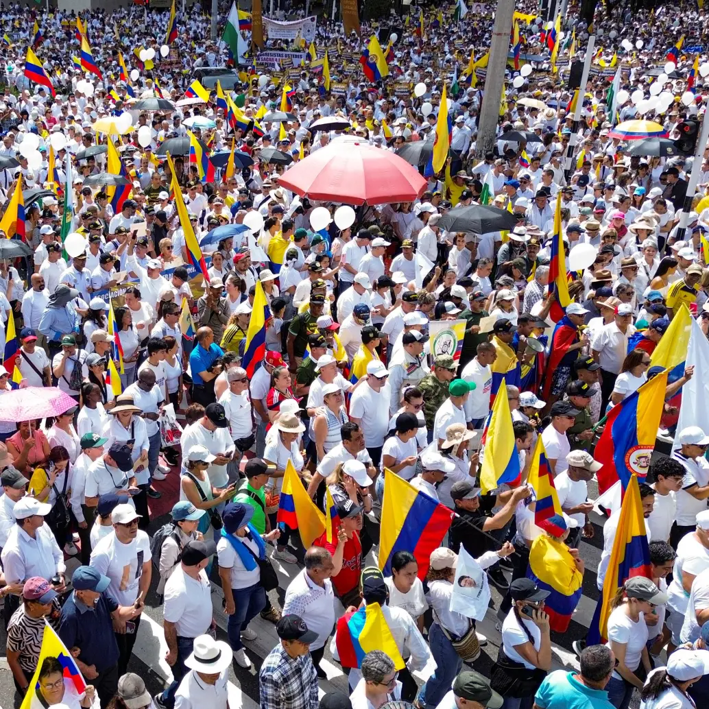 Medellín le cumplió a la marcha del silencio: familias enteras marcharon en apoyo a Miguel Uribe y en rechazo al gobierno. Foto: Manuel Saldarriaga Quintero.