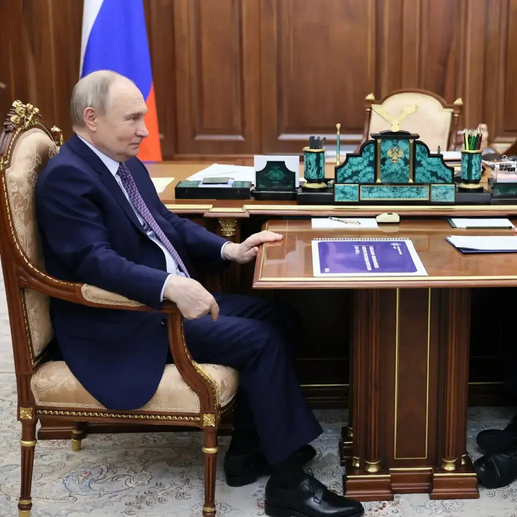 En esta foto compartida por la agencia estatal rusa Sputnik, el presidente ruso, Vladímir Putin, se reúne con el gobernador de la región de Krasnodar, Veniamín Kondratyev, en el Kremlin de Moscú el 24 de marzo de 2025. (Foto: Vyacheslav PROKOFYEV / POOL / AFP)