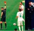 El momento en el que Nader Ghandri fue expulsado y cuando regala su camiseta. FOTOS PANTALLAZOS TOMADOS DE X