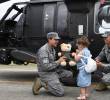 Angelita junto a la tripulación y el helicóptero Ángel, la aeronave de la Fuerza Aeroespacial Colombiana en la que nació hace más de tres años mientras su madre era evacuada desde Ituango hacia Medellín. Foto: Fuerza Aeroespacial Colombiana