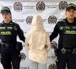 La mujer requerida por homicidio fue capturada en Medellín por el robo de un celular. FOTO Cortesía Policía Metropolitana