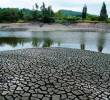 En el embalse Mancilla, hoy se puede caminar sobre lo que hace apenas unos meses era un espejo de agua. <b> </b>FOTO<b> getty</b>