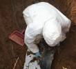 Funcionario de la UBPD realiza labores de excavación para dar con uno de los cuerpos. FOTO: imagen tomada de redes.