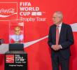 Fabio Cannavaro y el presidente de Austria, Alexander Van der Bellen, durante la presentación del trofeo del Mundial 2026 en Viena. FOTO: AFP.