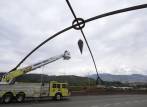 Los bomberos se encuentran analizando el estado de la plomada. Foto: Esneider Gutiérrez