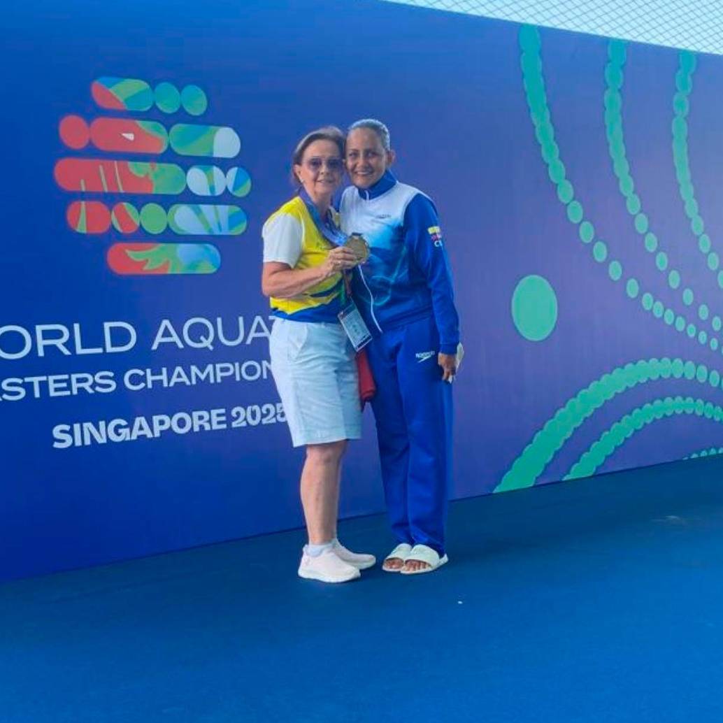 La nadadora Jenny Janeth Hatiuska Durán con su medalla de oro, tras la premiación de la categoría 60-69 años. FOTO CORTESÍA FECNA