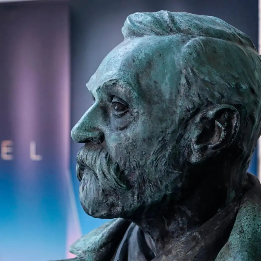 Estatua de Alfred Nobel, el fundador de los premios que llevan su apellido. Foto: Afp.