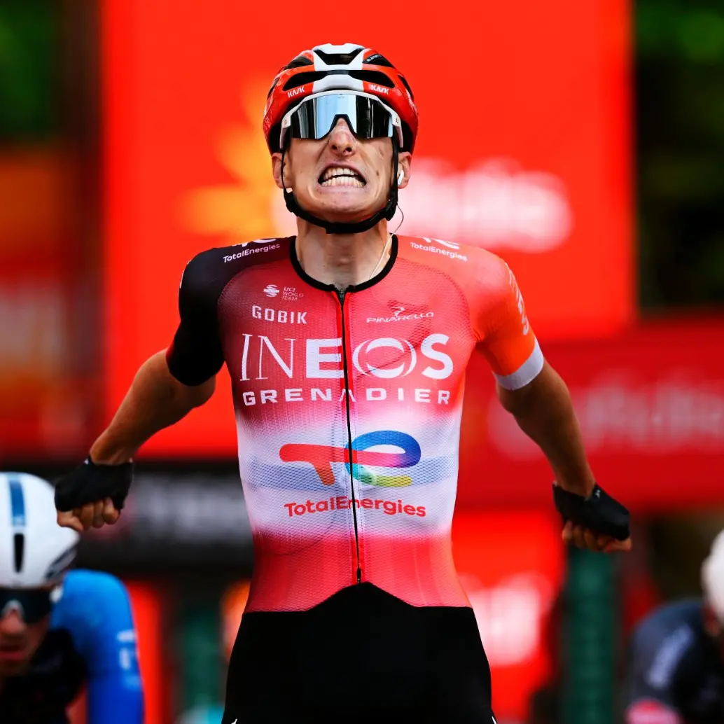 El ciclista británico Ben Turner tiene 26 años y consiguió la primera victoria de su carrera en una grande del ciclismo. FOTO: TOMADA DEL X DE @INEOSGrenadiers