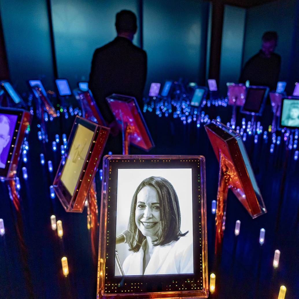 La entrega del Nobel de Paz en Oslo ha estado llena de incertidumbre por la no aparición de María Corina, quien no llegó a tiempo para la ceremonia pero pudo salir de Venezuela. Foto: Odd ANDERSEN / AFP