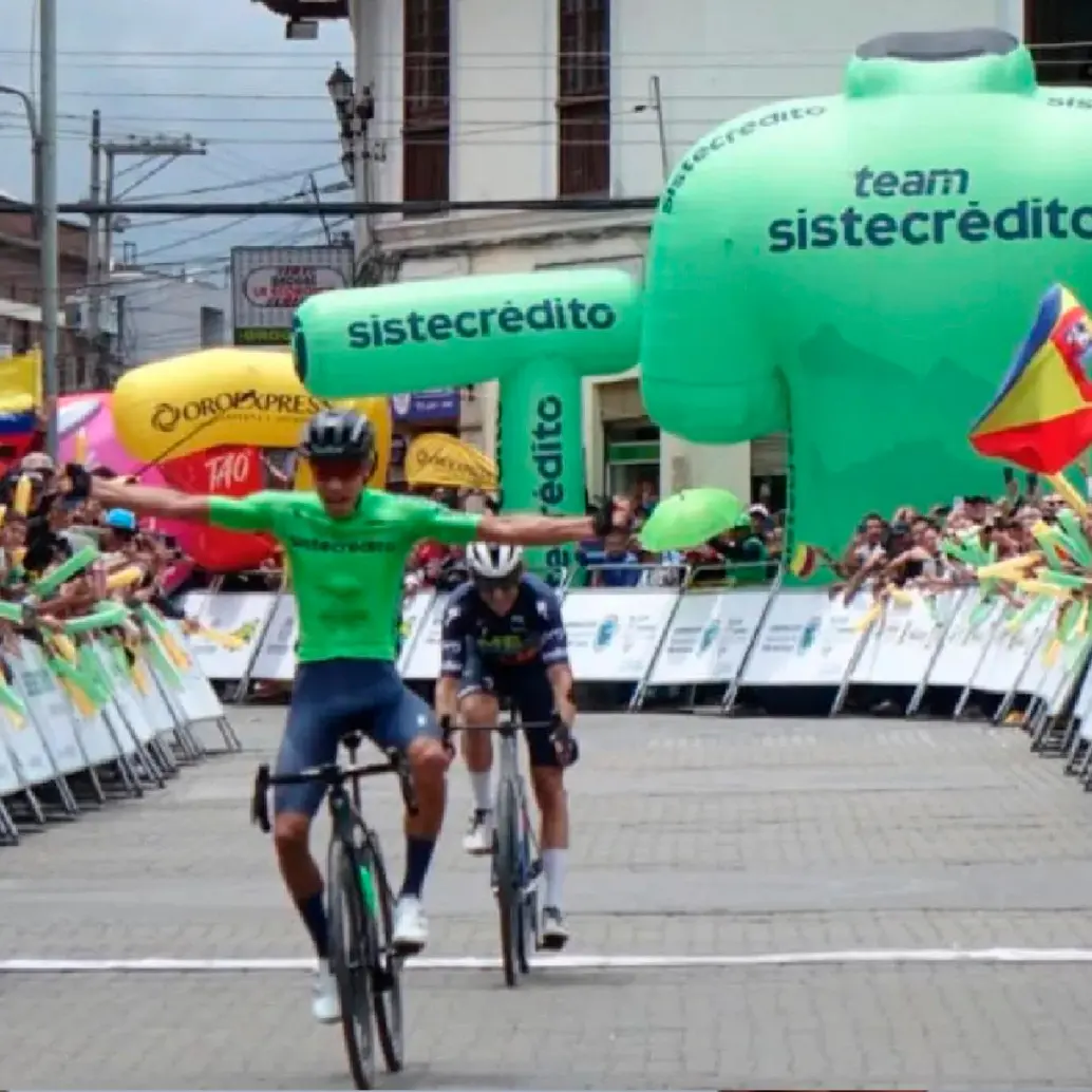 Urián y su primer triunfo en una carrera grande en Colombia. FOTO CORTESÍA ANDERSON BONILLA