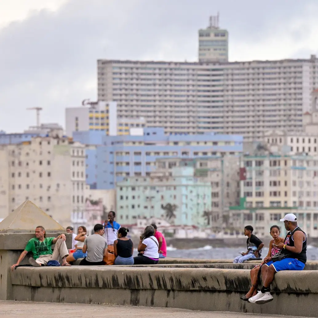 9,6 millones de habitantes en Cuba se mantienen a la espera del restablecimiento del servicio de energía tras el apagón masivo vivido este miércoles. FOTO: AFP. 