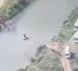 Los drones de la Fuerza Pública identificaron el cruce ilegal de personas que eran esperadas por buses. Foto: tomada de video