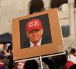 Una persona sostiene una fotografía del presidente Donald Trump con un sombrero rojo que dice “Estoy en la lista” frente al Ayuntamiento de Los Ángeles. FOTO: AFP.
