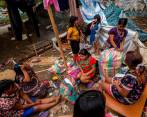Indígenas recogen sus pertenencias antes de partir a Chocó. FOTO: Cortesía 