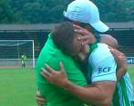 El abrazo entre Lucas González y Tomás Ángel. FOTO TOMADA DE TWITTER