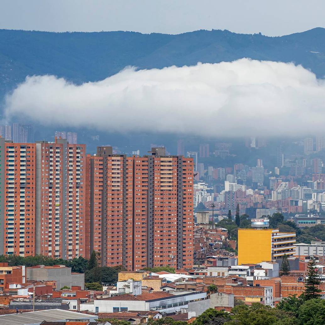 El fenómeno de los apartamentos entre nubes se ha normalizado. En barrios y sectores elevados, ya no es inusual que los residentes experimenten cómo la neblina o las nubes bajas, típicas de ciertas horas del día o temporadas de lluvia, atraviesan literalmente sus balcones o ingresan por las ventanas. Foto: Juan Antonio Sánchez