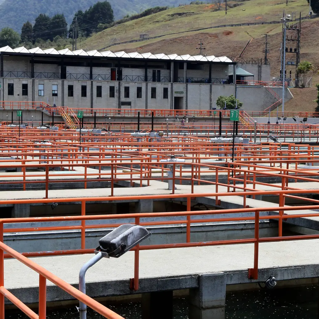 La planta de tratamientos de agua Manantiales de EPM, en predios de Copacabana y Bello, recibió trabajos de modernización para adaptarse al aumento poblacional y a las variantes climáticas. Foto: Julio César Herrera Echeverri