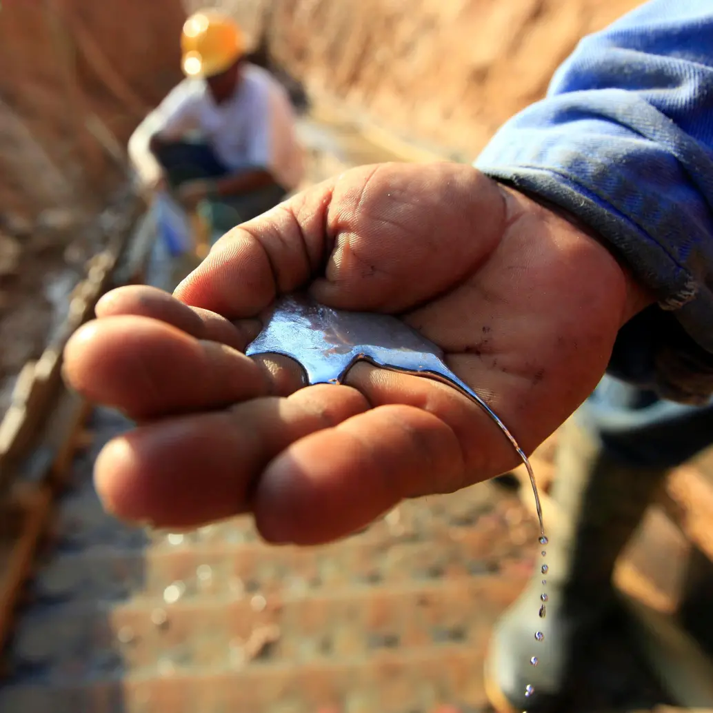 El mercurio es el principal químico para lograr el mayor aprovechamiento del oro. Es usado pese a la prohibición para su comercialización desde 2013. FOTO: MANUEL SALDARRIAGA