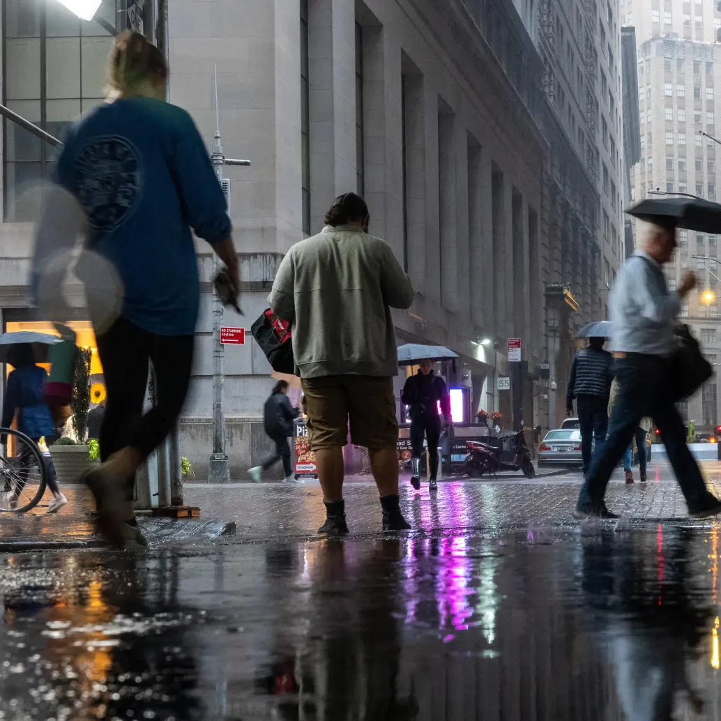 La lluvia libera iones negativos, purifica el aire y activa zonas del cerebro asociadas con la memoria y las emociones. FOTO AFP