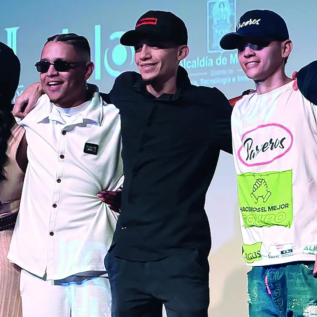 Marcela Cuesta, Juan Sebastián Orozco (de gafas) y Alejandro Henao (de blanco, a la derecha) son los protagonistas del documental que se empezará a emitir desde este 29 de abril. FOTO cortesía Alcaldía de Medellín.