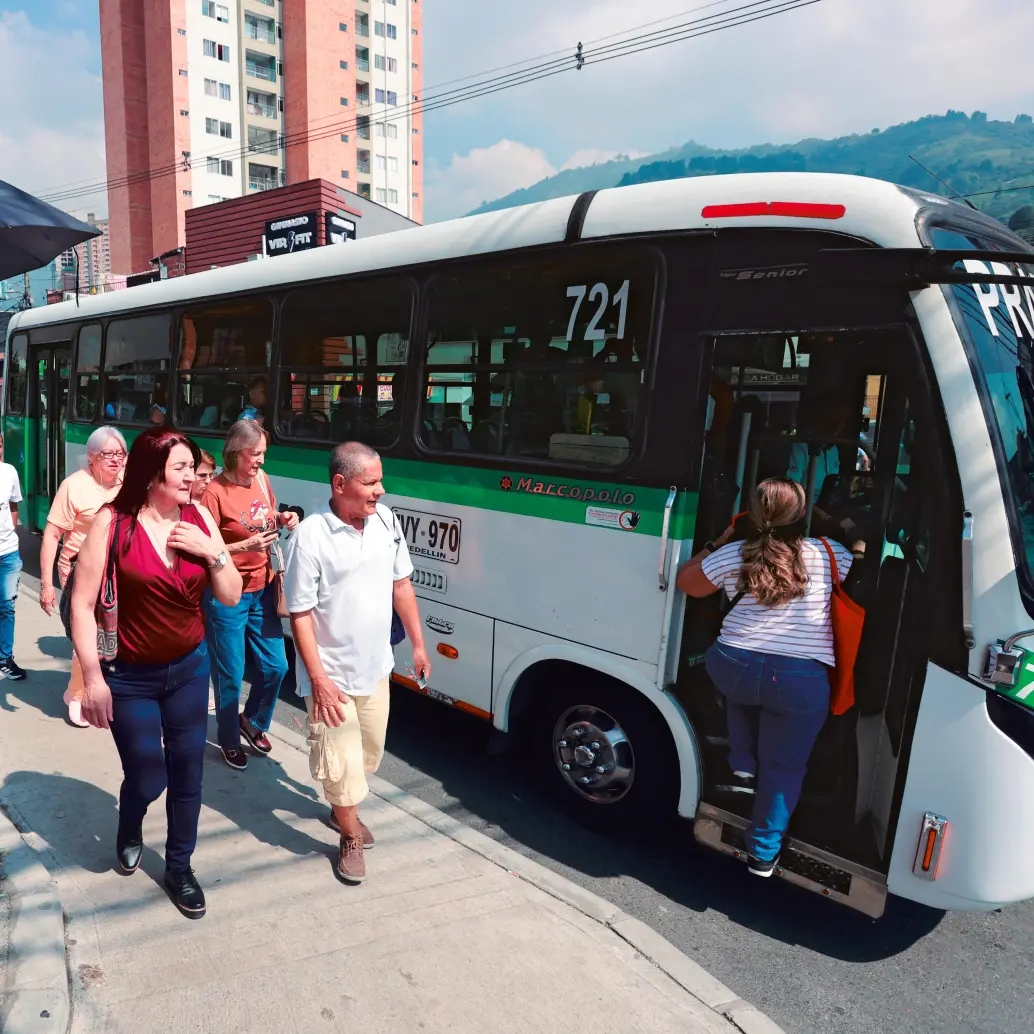 Sin importar si es hora pico o valle, decenas de personas pasan sobre el puente de la quebrada La Limona para hacer el transbordo. Les toca hacer fila para tomar el segundo bus. <b><span class="mln_uppercase_mln"> </span></b>FOTO<b><span class="mln_uppercase_mln"> MANUEL SALDARRIAGA</span></b>