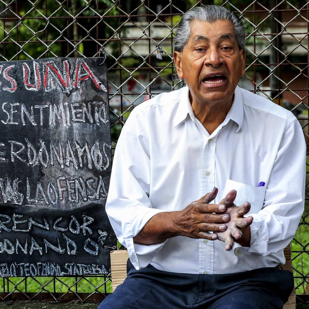 Miguel Valencia estuvo durante más de 50 años contando las noticias con tiza a las afueras de la Universidad de Antioquia Foto: Jaime Pérez Munévar