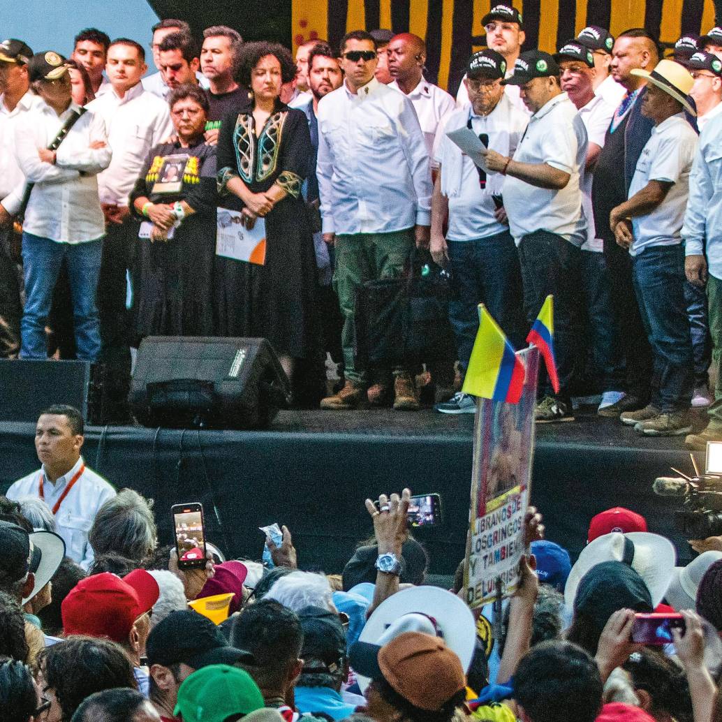 En junio pasado, el presidente Gustavo Petro y la mayor parte de su gabinete encabezaron un evento público en La Alpujarra de Medellín, en el que compartieron tarima con los líderes de bandas. FOTO<b><span class="mln_uppercase_mln"> El Colombiano</span></b>