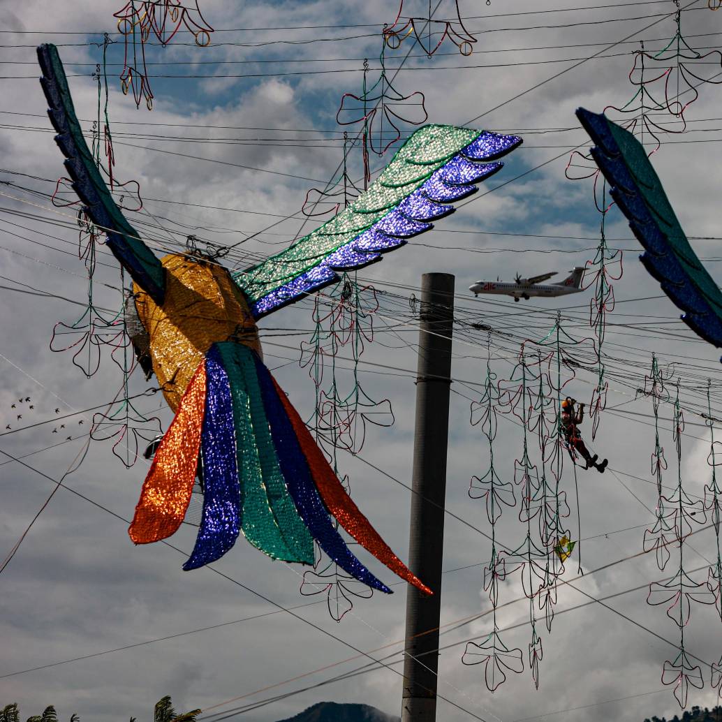 Cada año, el Alumbrado Navideño de Medellín es mucho más que una simple decoración; es un motor económico y turístico fundamental. Atrae a un sinnúmero de visitantes de Colombia y del extranjero que llegan específicamente para experimentar la magia de las luces. Foto: Manuel Saldarriaga Quintero.